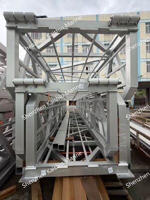 400 kg/sqm yükleme kapasitesi, 15-20 yıllık ömür süresi ve yüzen rıhtım için kayma karşıtı güverte ile deniz alüminyum geçit
